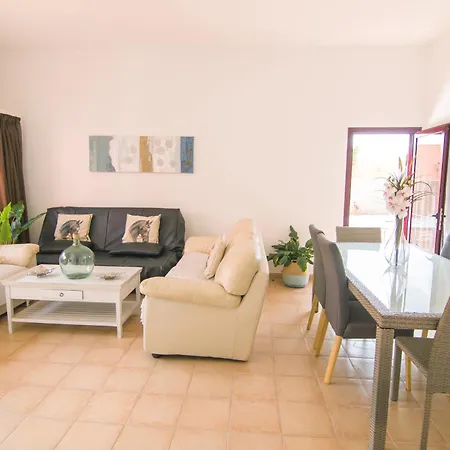 Anju De Tres Con Piscina Villa